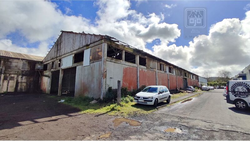 Warehouse Industrial with 882sqm Rabo de Peixe Ribeira Grande - central location, easy access