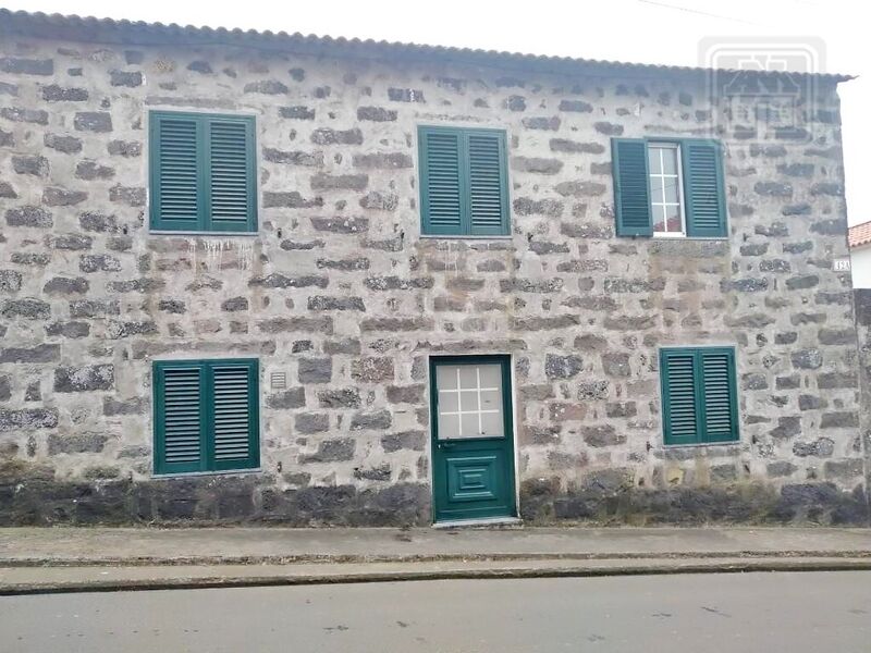 House Isolated V3 Feteira Horta - garage