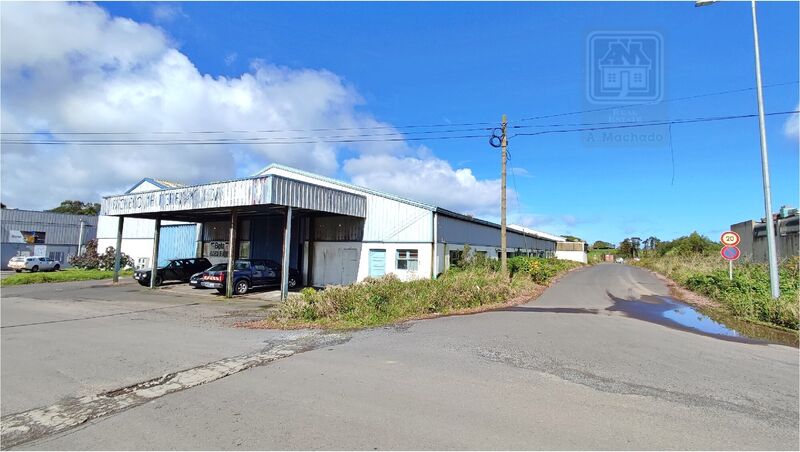 Warehouse Industrial with 1306sqm Rabo de Peixe Ribeira Grande - central location, easy access, porch