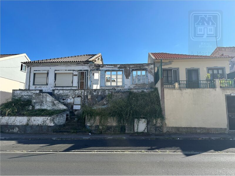 Moradia V2 no centro Praia da Vitória (Santa Cruz)