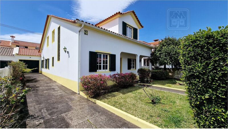 Villa V3 in good condition Bairro Alcindo Alves Relva Ponta Delgada - equipped kitchen, barbecue, quiet area, garage, garden, fireplace