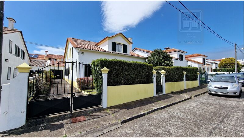 Villa V3 in good condition Bairro Alcindo Alves Relva Ponta Delgada - equipped kitchen, barbecue, quiet area, garage, garden, fireplace