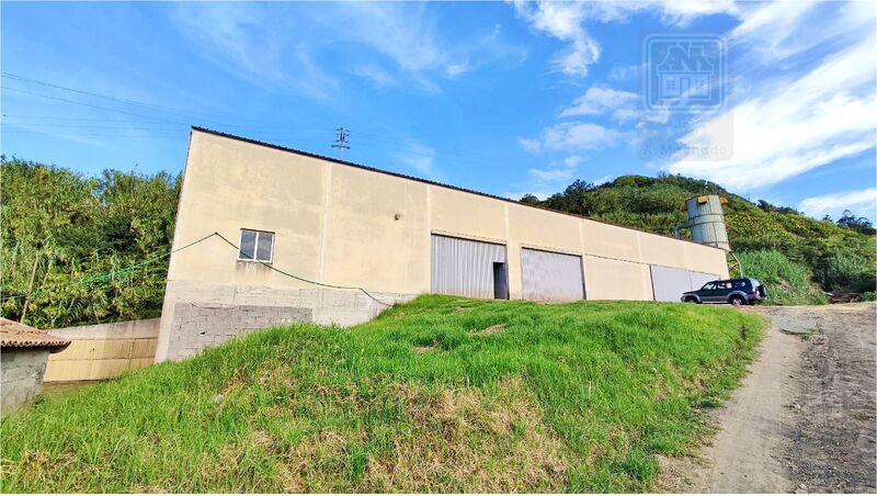 Armazém Industrial com 864.61m2 Ginetes Ponta Delgada - bons acessos