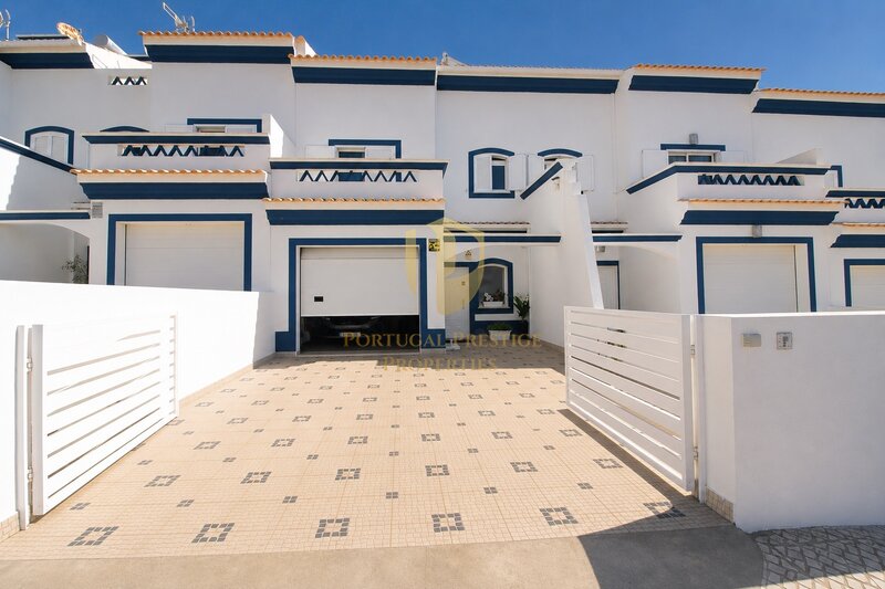 House 3 bedrooms in good condition Cefadeiras Vila Nova de Cacela Vila Real de Santo António - barbecue, automatic gate, balcony, terrace, swimming pool, gated community, equipped kitchen, garage