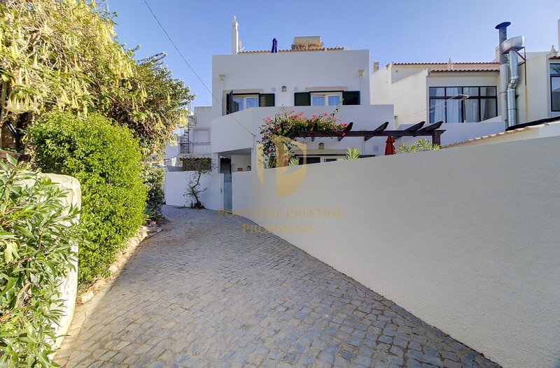 Moradia Moderna V3 Tavira - cozinha equipada, terraços, jardim, ar condicionado, varandas, painéis solares, excelente localização, sótão