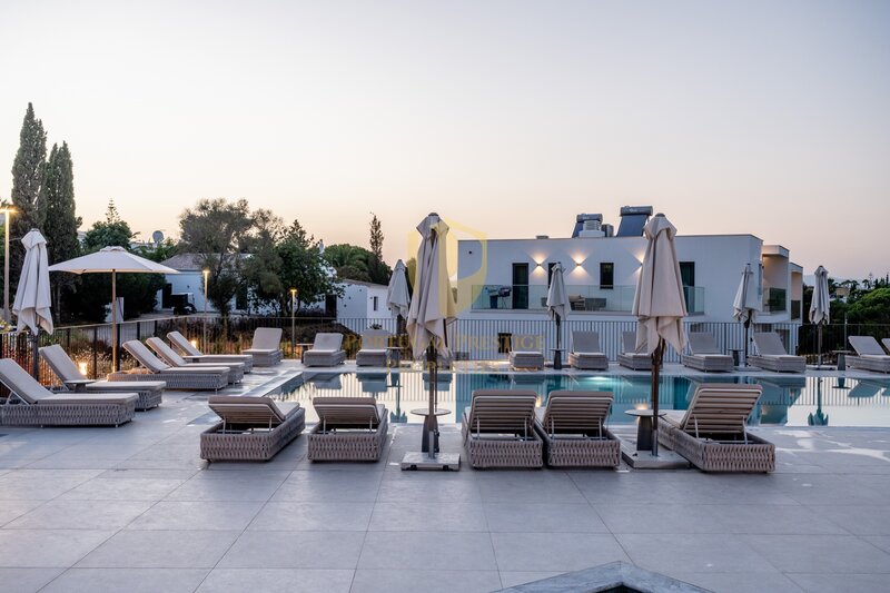 Apartamento novo T2 Carvoeiro Lagoa (Algarve) - painéis solares, piscina, mobilado, varandas, jardins, piso radiante