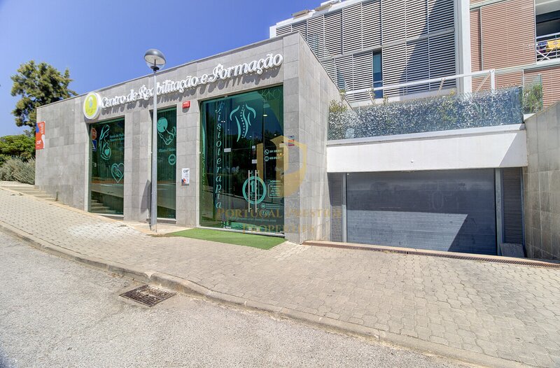 Clínica Médico Tavira - muita luz natural, garagem