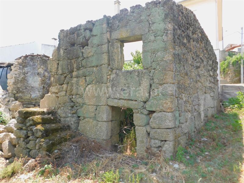 Moradia V0 à venda Vale Formoso/ Aldeia do Souto Covilhã - jardins