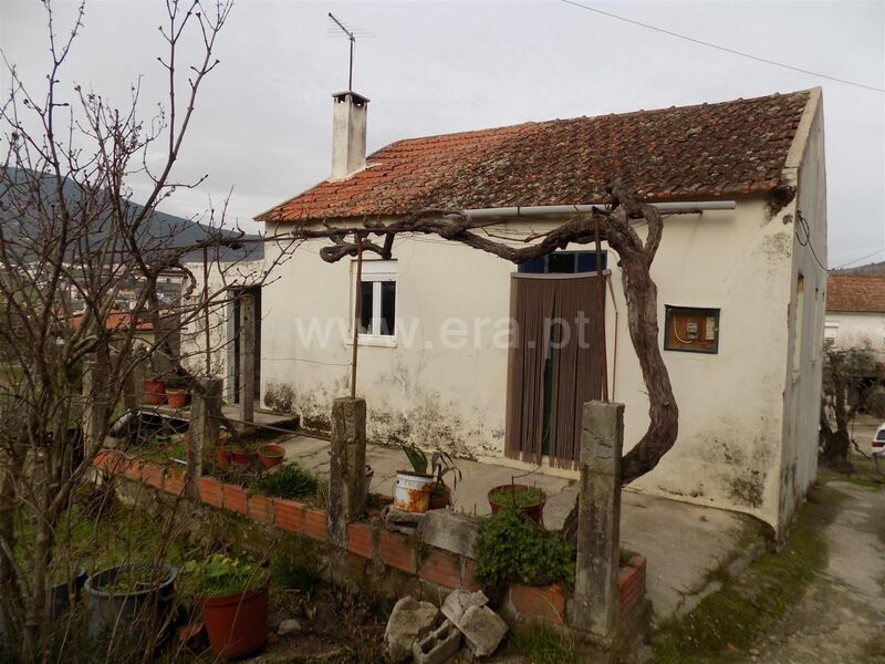 Quintinha com moradia V0 Teixoso Covilhã - árvores de fruto, oliveiras, lareira, bons acessos, arrecadação