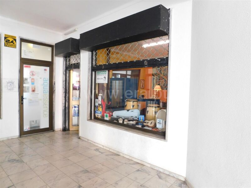 магазин в центре Tortosendo Covilhã - великолепное месторасположение, wc, витрина
