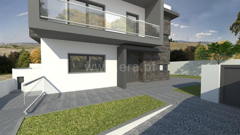 Para venda Moradia V3 de luxo Covilhã - portão automático, ar condicionado, piscina, aquecimento central, garagem, jardins