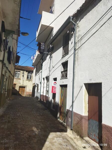 Moradia no centro V2 à venda Teixoso Covilhã - jardins, sótão