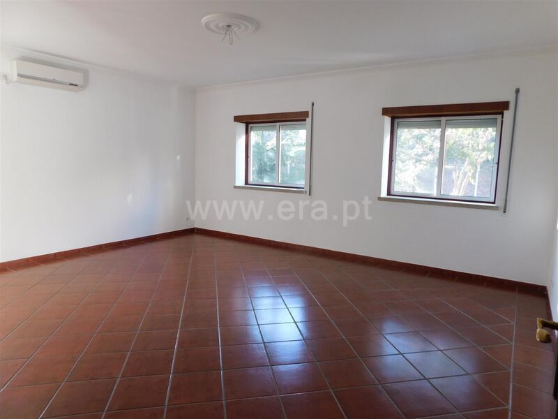 Venda de Apartamento T4 Duplex Covilhã - muita luz natural, aquecimento central, garagem, piso radiante, lugar de garagem, equipado, piscina, ar condicionado, sótão, arrecadação, jardins