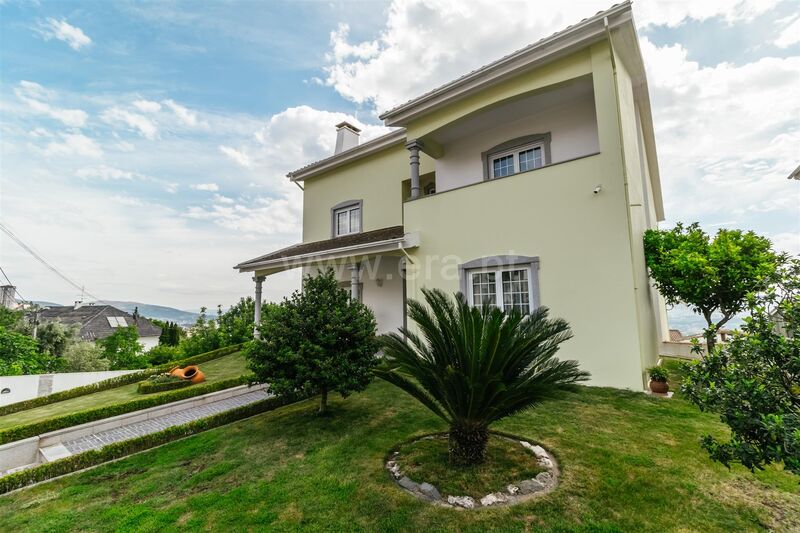 Moradia V4 à venda Covilhã - painéis solares, jardins, terraço, sótão, piscina, rega automática, garagem, bbq