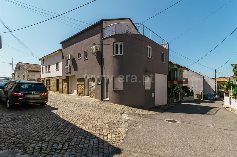 Moradia V3 Erada Covilhã - cozinha equipada, portão automático, sótão, aquecimento central, garagem, terraço, jardins