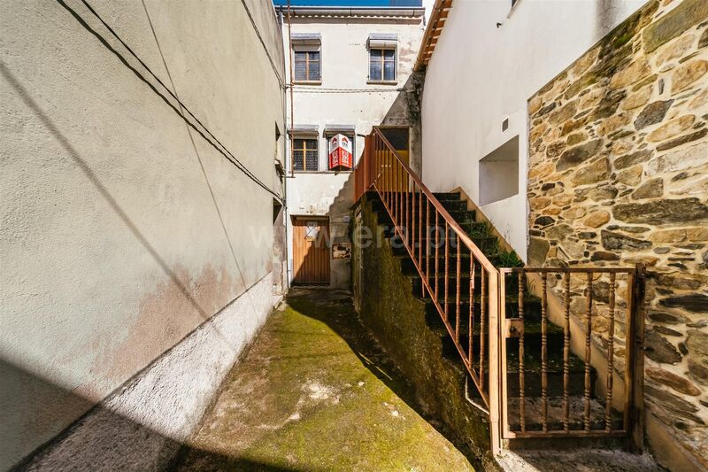 Moradia bem localizada V2 Ourondo Covilhã - terraço, jardins, sótão