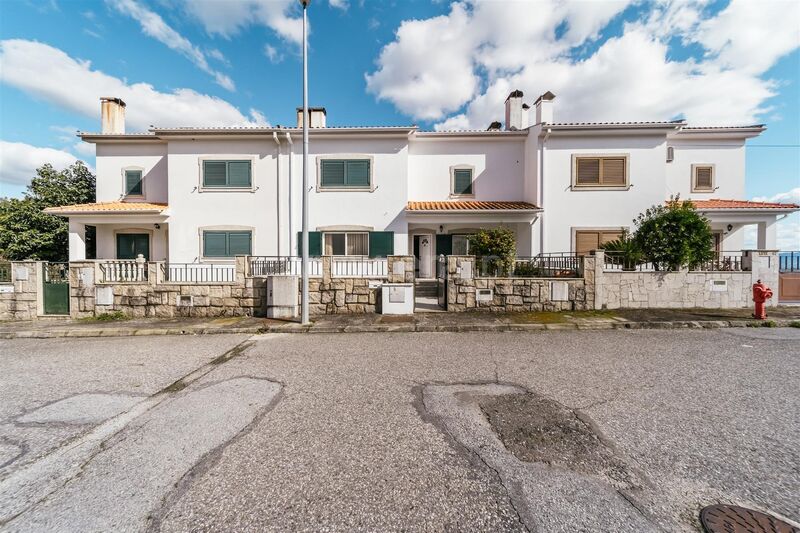 Moradia V4 bem localizada Tortosendo Covilhã - garagem, aquecimento central, lareira, jardim
