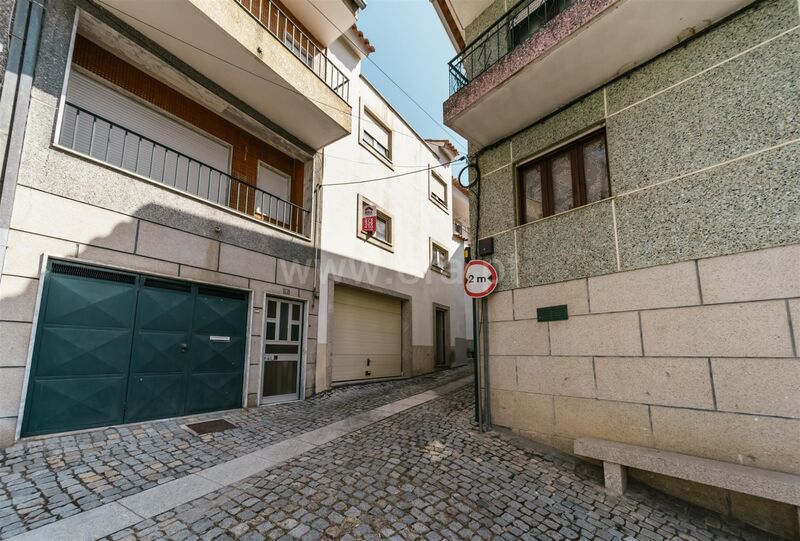House in the center V3 Barco Covilhã - balcony, garage, automatic gate