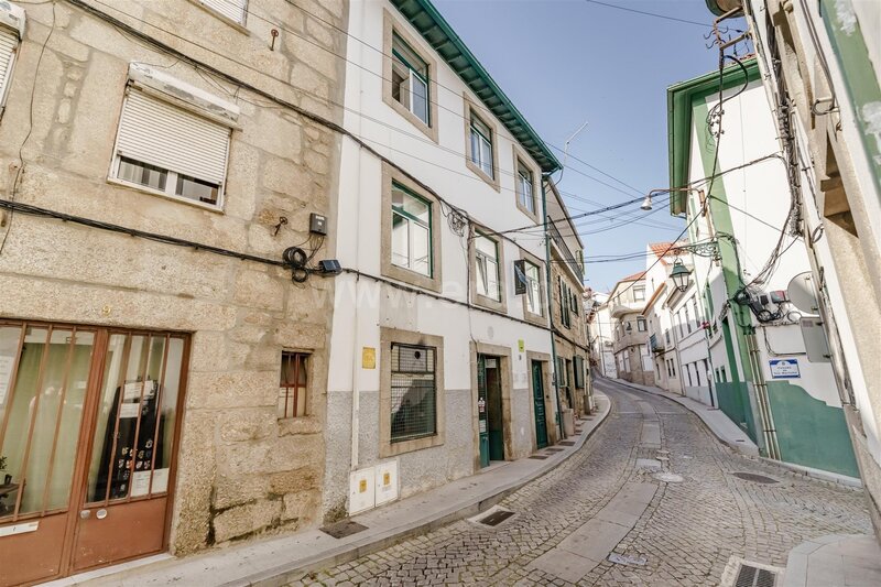 Moradia V4 em banda Covilhã - sótão, jardins