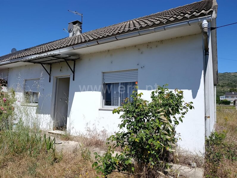 Maison V2 Plain-pied Orjais Covilhã - grenier, jardins