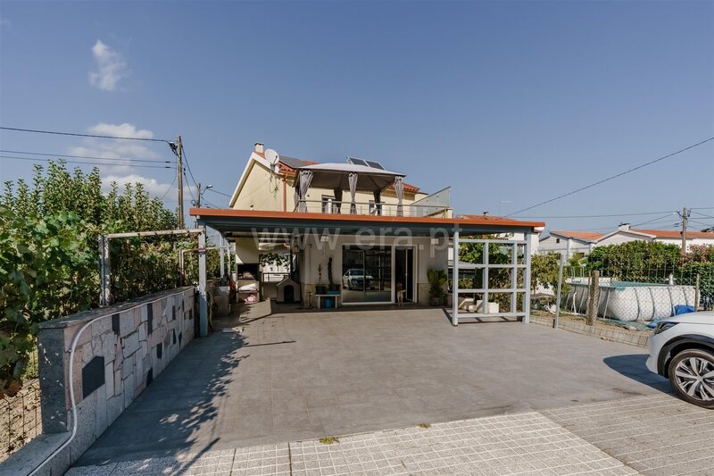 Moradia V3 Geminada Canhoso Covilhã - painéis solares, terraço, bbq, ar condicionado, portão automático, jardins, painel solar, garagem