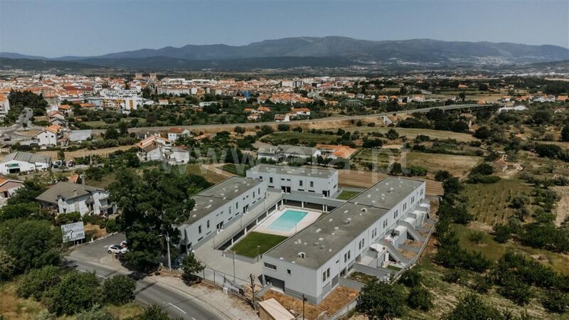 À venda Moradia nova V3 Fundão - piscina, condomínio fechado