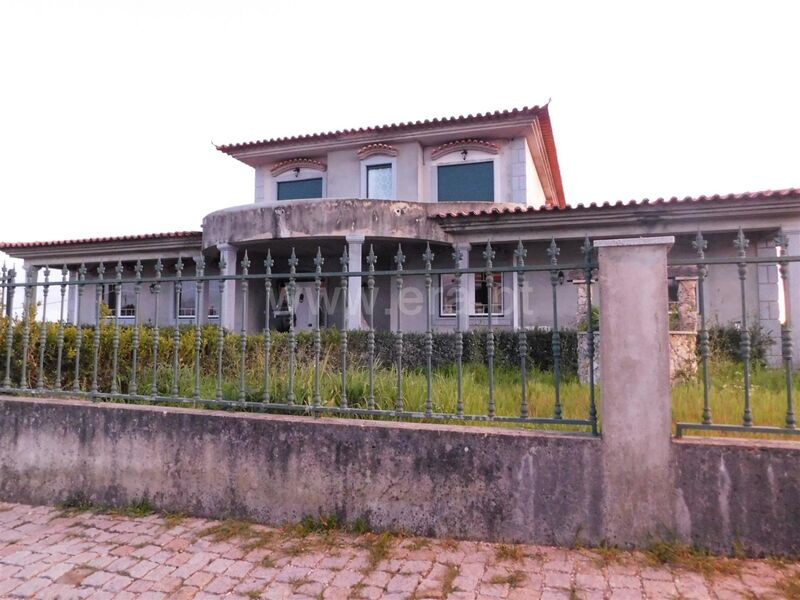 Moradia Isolada V5 à venda Póvoa da Atalaia Fundão - painéis solares, terraço, garagem, varanda, portão automático, quintal
