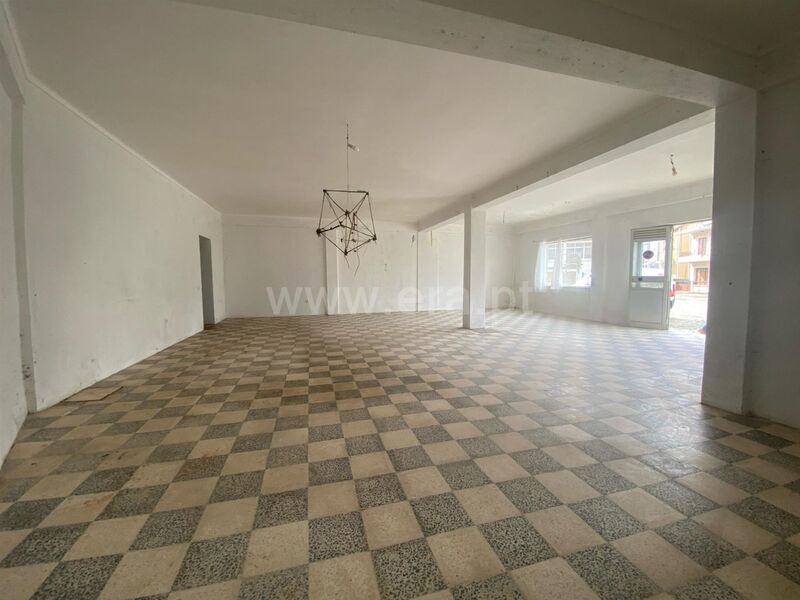 Loja Aldeia Nova Fundão - wc, montra