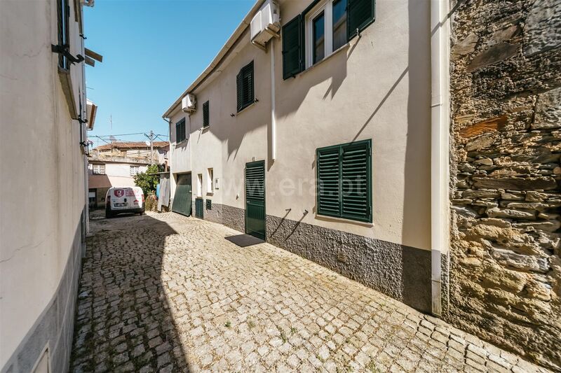 Moradia V3 Enxabarda Castelejo Fundão - garagem, sótão, ar condicionado, jardins
