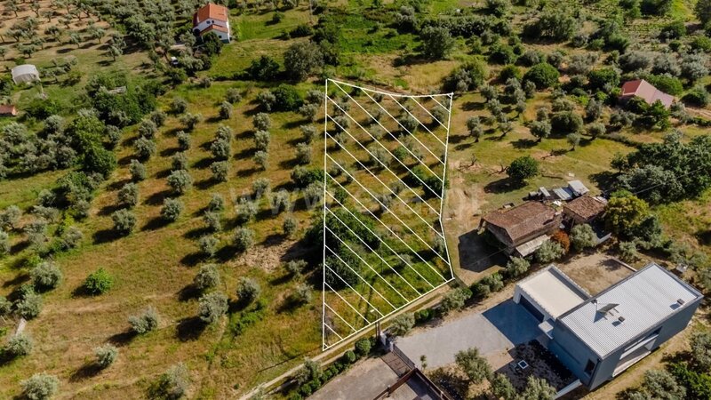 земля c 2361m2 Fundão - возможность строительства, колодец, вода, отличный подъезд, электричество