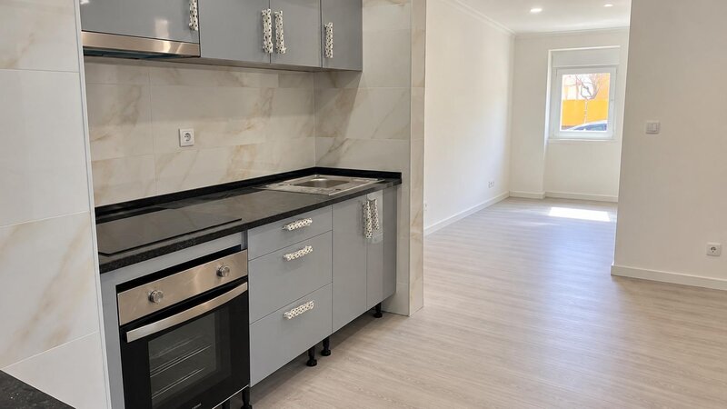 Apartamento T2 Totalmente Renovado com Logradouro, na Amadora