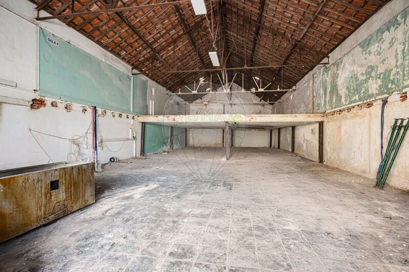 Armazém com 285m2 Évora