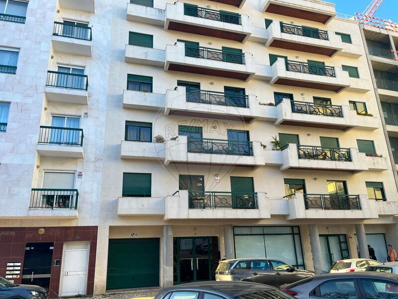 Apartment T3 in the center Campo de Ourique Lisboa - 1st floor, store room, kitchen, garage