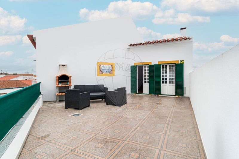 House 2 bedrooms central Viana do Alentejo - garage, equipped kitchen, terrace
