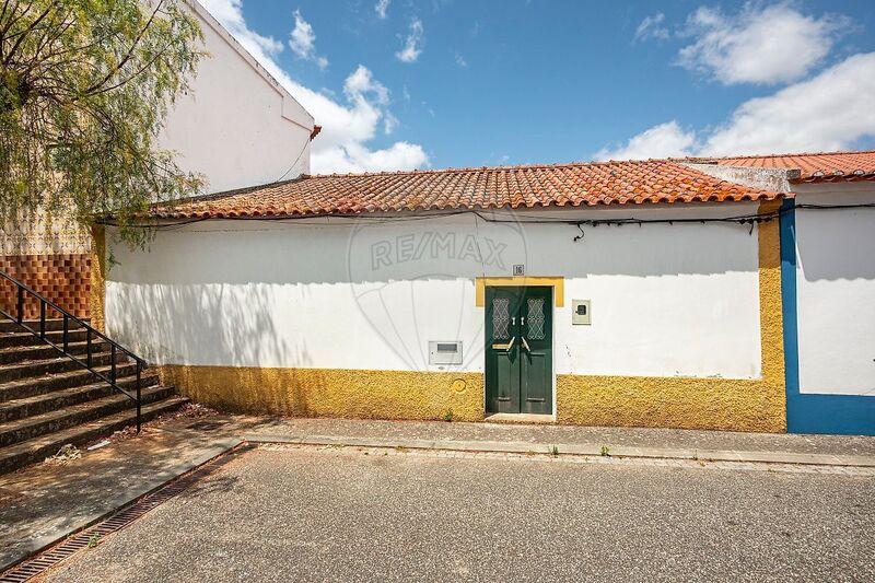 Moradia V2 para remodelar Vila Nova da Baronia Alvito - quintal, piscina, jardim