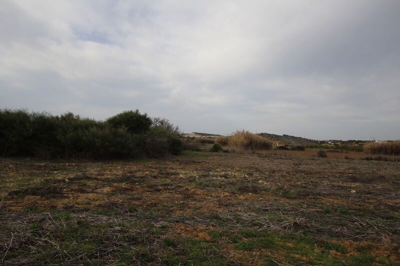 Land with 6400sqm Montinhos da Luz Lagos