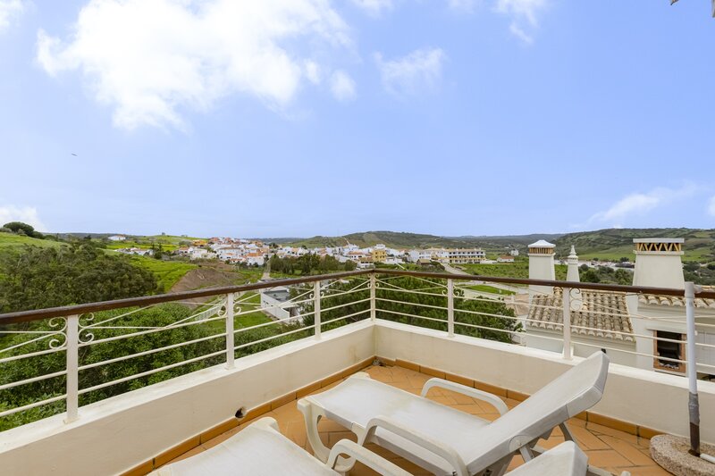 Moradia em banda V2 Golfe Santo António Budens Vila do Bispo - cozinha equipada, varanda, piscina, terraço