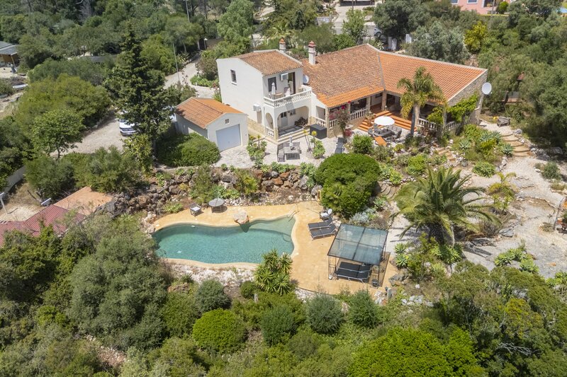 Casa V4 de luxo no campo Colinas Verdes Bensafrim Lagos - arrecadação, lareira, piscina, terraços, equipado, garagem, ar condicionado, varanda, jardim