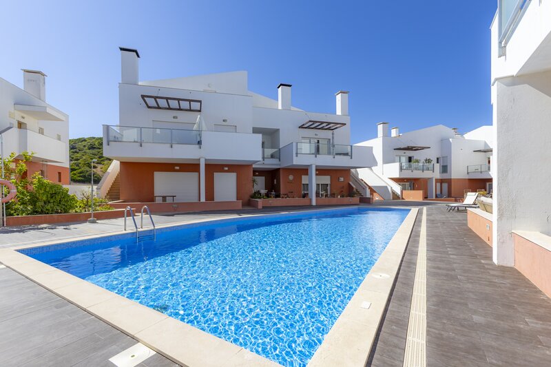 Apartamento Reformado T2 Burgau Budens Vila do Bispo - zona calma, ar condicionado, piscina, terraço, depósito, garagem, lareira