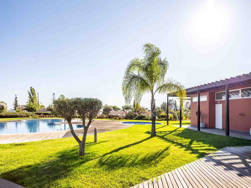 Moradia V2 de luxo Mato Serrão Lagoa (Algarve) - jardim, piscina, varanda, condomínio privado, parque infantil, terraço