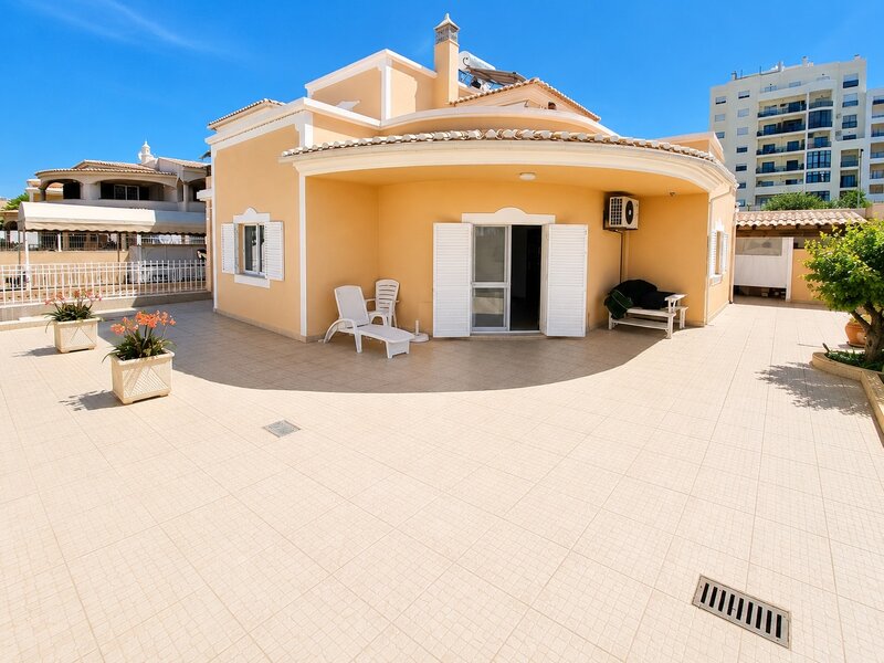 Casa Moderna V5 Portimão - ar condicionado, garagem, churrasqueira, painéis solares