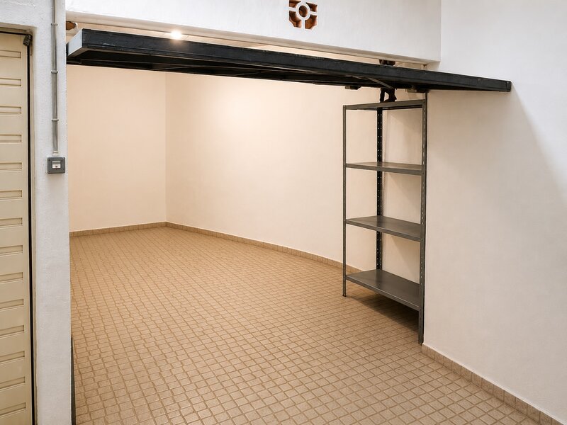 Garage Spacious basement Portimão - easy access, central location