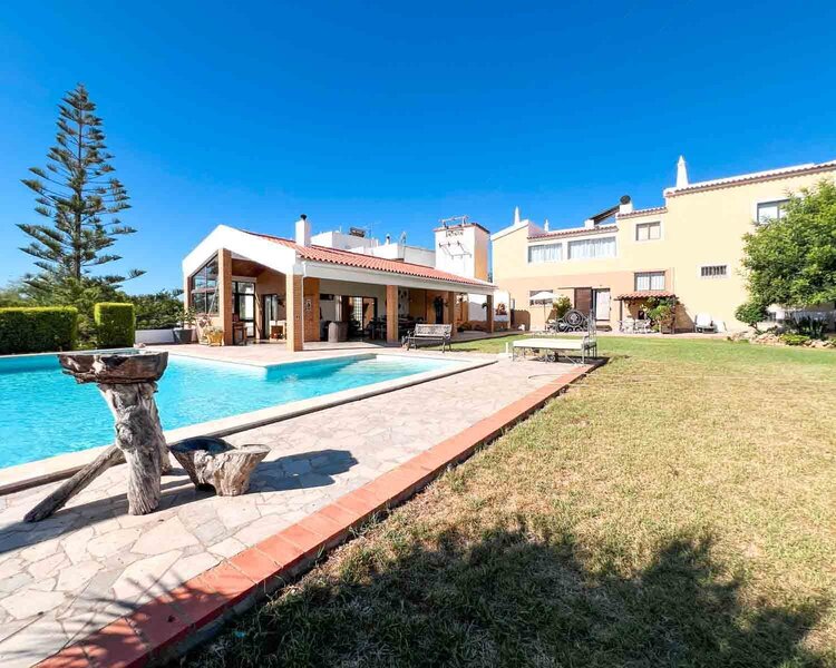 House 5 bedrooms Aldeia do Carrasco Portimão - fireplace, barbecue, garden, garage, automatic gate, swimming pool, equipped kitchen