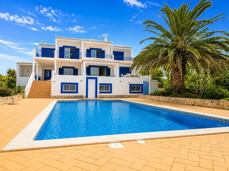 House 4 bedrooms Montinhos da Luz Lagos - fireplace, garden, sea view, garage, terraces, equipped kitchen, central heating, swimming pool