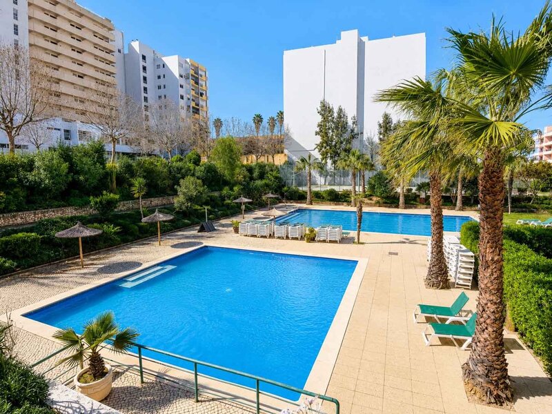 Apartamento T1 Praia da Rocha Portimão - varanda, zonas verdes, ténis, piscina, jardins