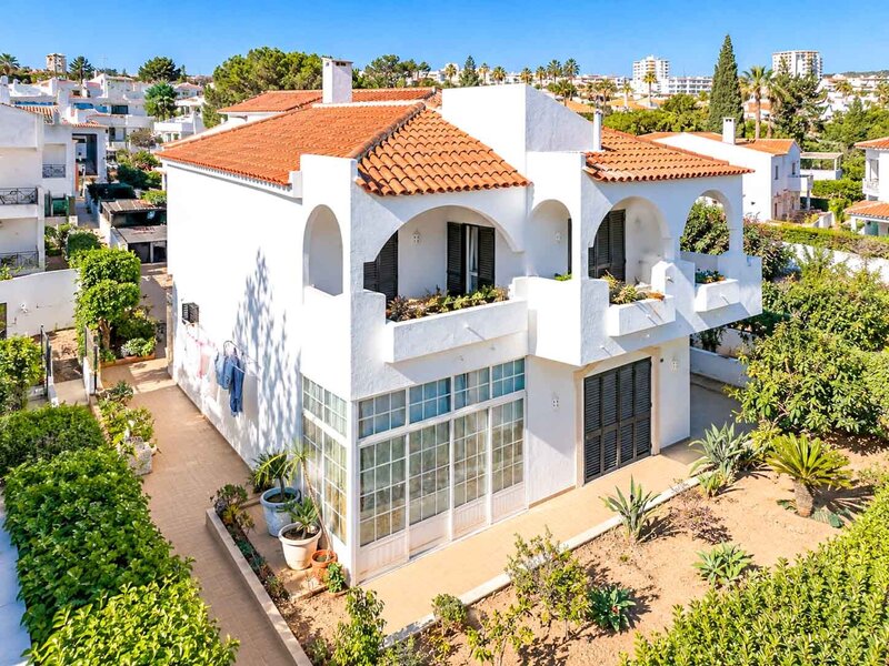 House 5 bedrooms Portimão - balconies, garage, swimming pool, barbecue, gardens, store room