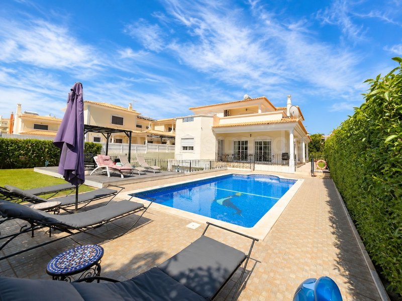 House 4 bedrooms Albufeira - air conditioning, fireplace, double glazing, garage, garden, automatic irrigation system, barbecue, solar panels, automatic gate, terraces, balcony, swimming pool, parking lot