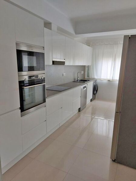 Apartamento no centro T3 Arredores Alfragide Amadora - marquise, arrecadação, lareira, zona calma, r/c, parqueamento