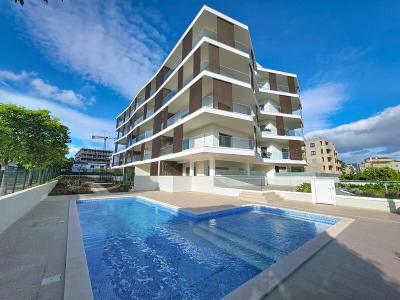Apartamento nuevo cerca de la playa T2 O Sitio dos 3 Castelos Portimão - aire acondicionado, balcones, garaje, jardines, comunidad cerrada, piscina, paneles solares, equipado, plaza de garaje