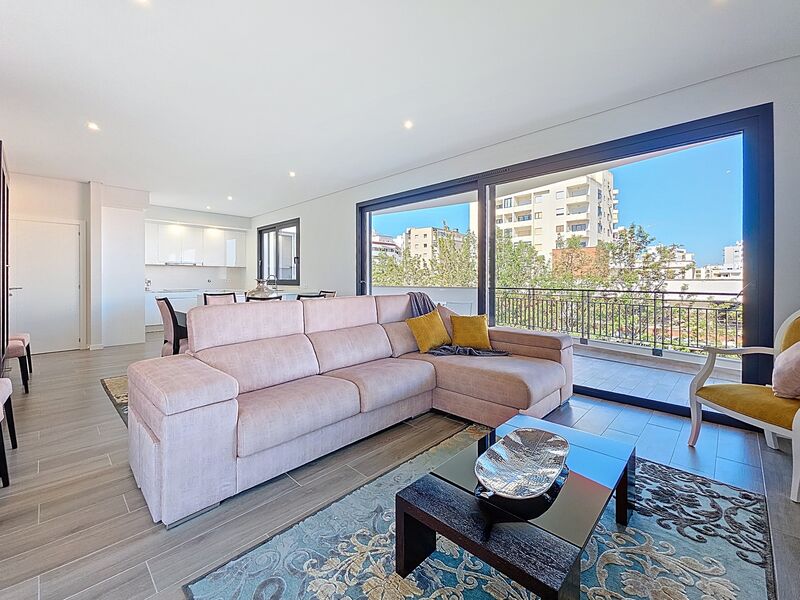 Apartamento T2 de luxo em excelente estado Praia da Rocha Portimão - ar condicionado, piso radiante, piscina, cozinha equipada, vista rio, painéis solares, terraço, garagem, varandas